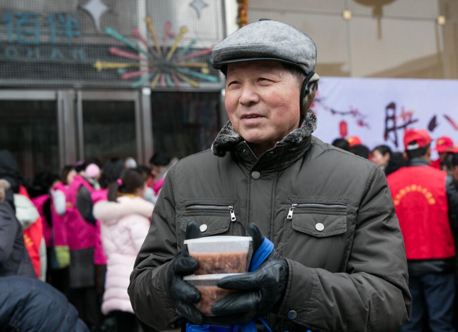 温情腊八 施粥送福(图)