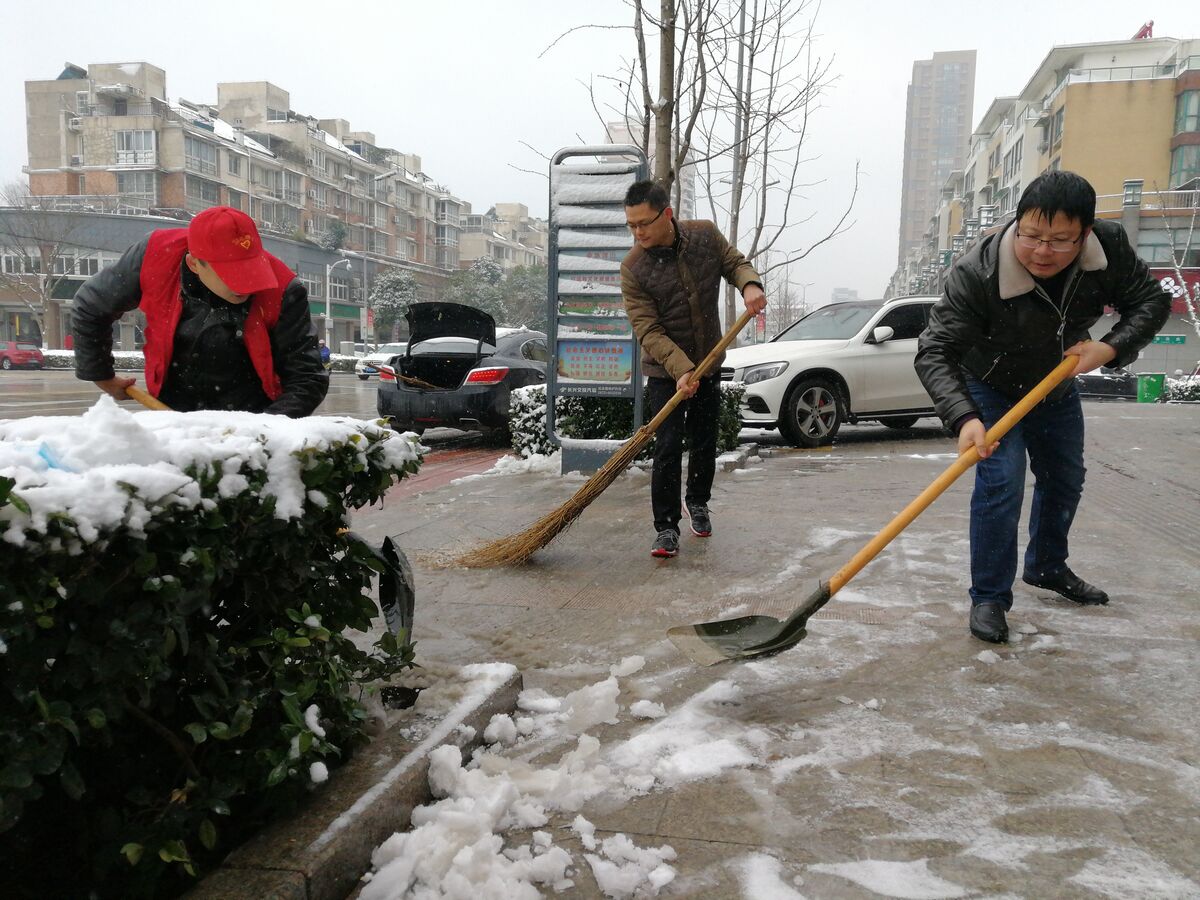 县总工会党员志愿者参与除雪保安全工作(图)