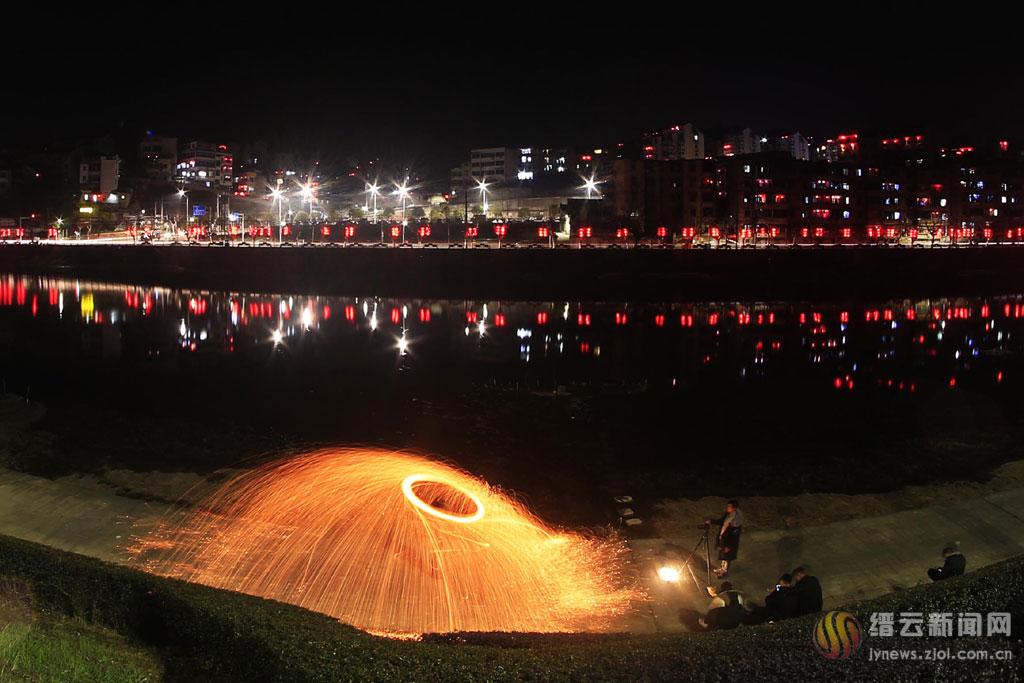 溪边玩拍偶入镜中来,炫酷烟花似飞碟.2月15日农历大年30日夜8点摄于东