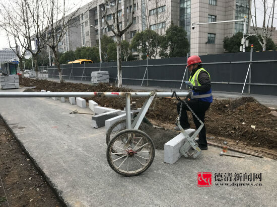 工人自制搬运神器道路建设如虎添翼