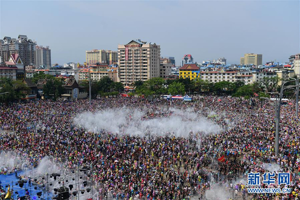 4月15日,人们在云南省西双版纳傣族自治州景洪市泼水广场泼水狂欢.