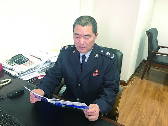 郑金岳不让这枚税徽蒙尘