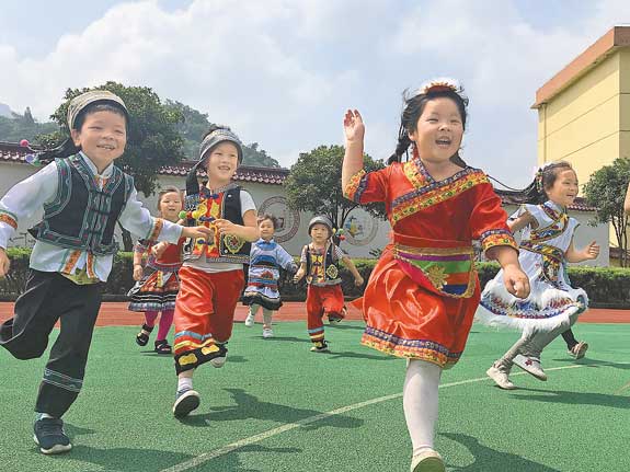 各族小朋友 共庆"六一"
