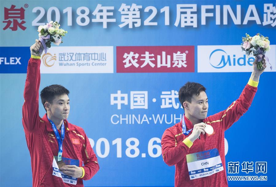 跳水世界杯男双三米板中国惊险逆转,周继红点