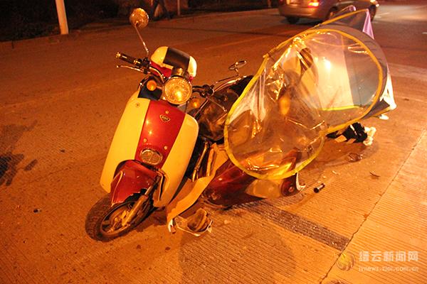 电动车加装遮阳篷+逆行酿事故