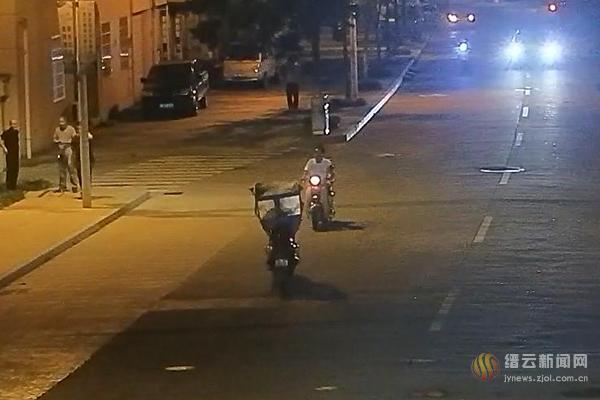 电动车加装遮阳篷+逆行酿事故