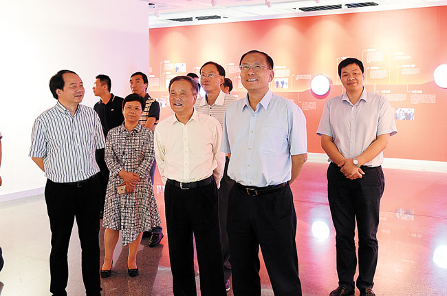 往高处攀 往深处走 往广处干