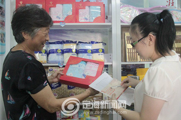 定海卫海社区党员志愿者助力创建全国文明城市