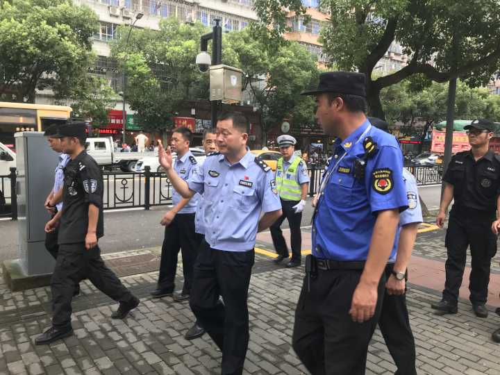 今天下午,区委常委,区公安分局局长王引权带队督导检查沈家门城区