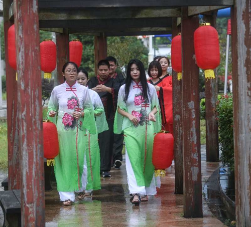 本网消息 全媒体记者袁媛/文图:中秋佳节临近,小浦镇组织了一场传统