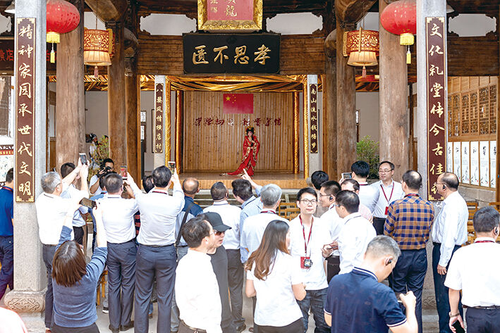 金东! ▲传统婺剧《穆桂英挂帅》 ▲古街焕发活力 ▲共叙乡情