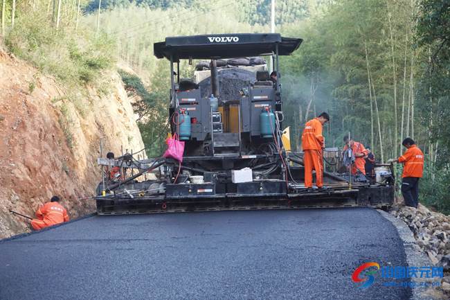 连日来,在竹口至中济农村公路施工现场,工人师傅忙着铺设沥青.