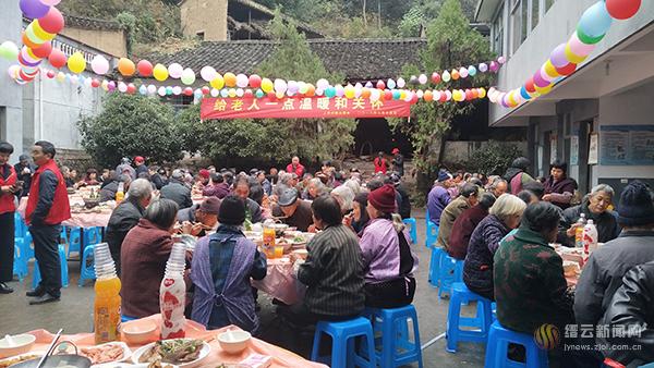 志愿者自发捐款 组织老人集体聚餐