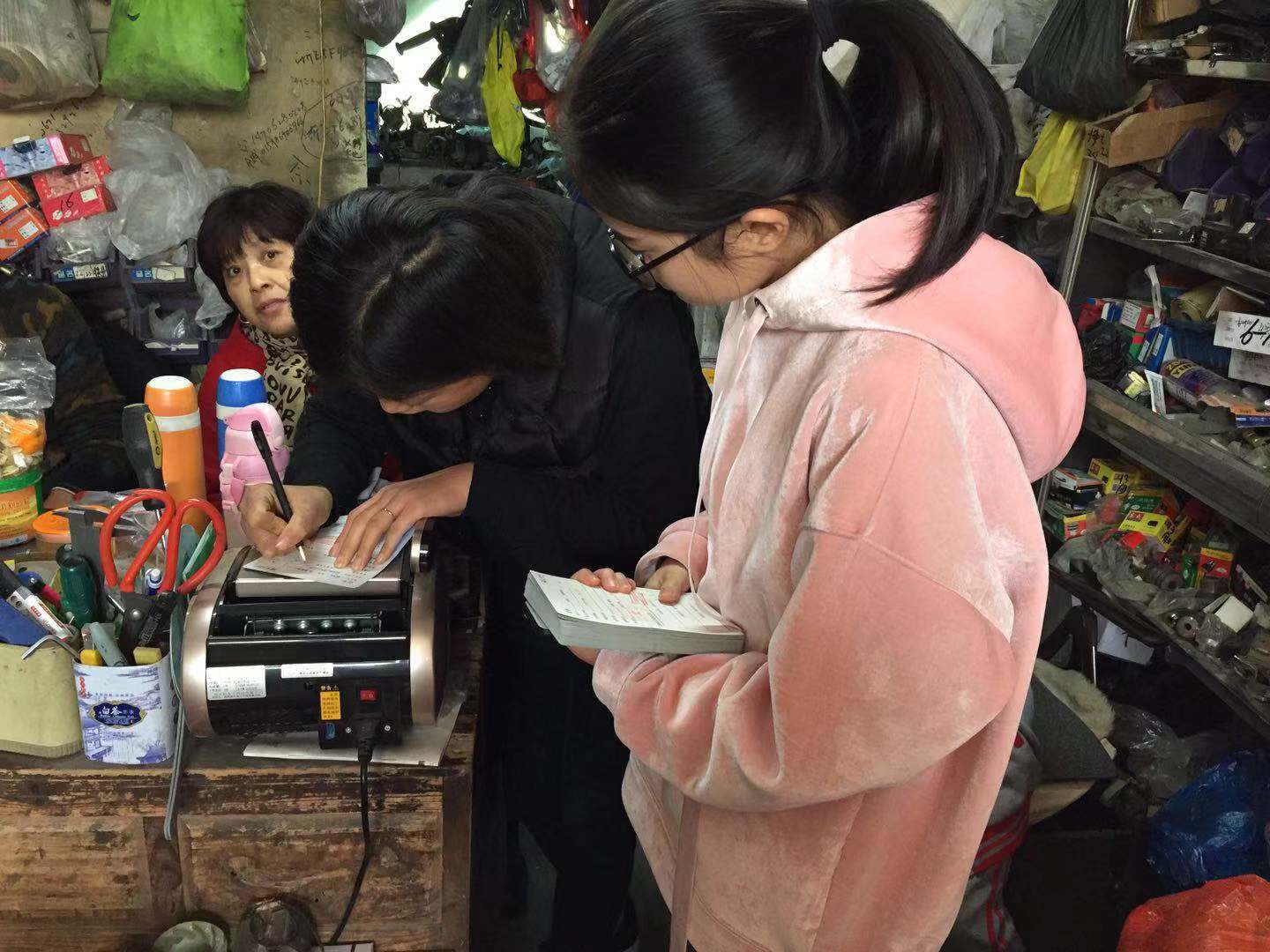新芳人口_新燕子李三桂芳睡衣图(3)