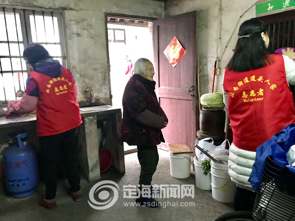 志愿者为高龄老人打扫卫生迎新年