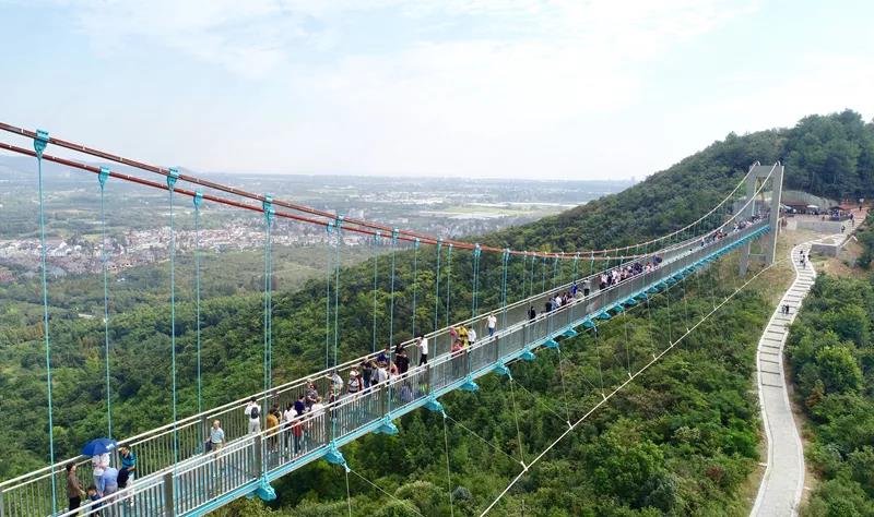 龙山玻璃栈道景区