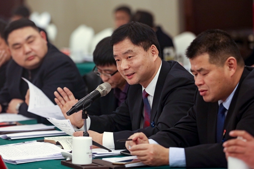 大代表邵晓伟针对规范安全生产提出建议。