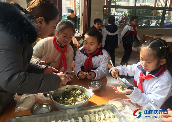 温情暖冬 关爱老人 县第二实验小学到敬老院开