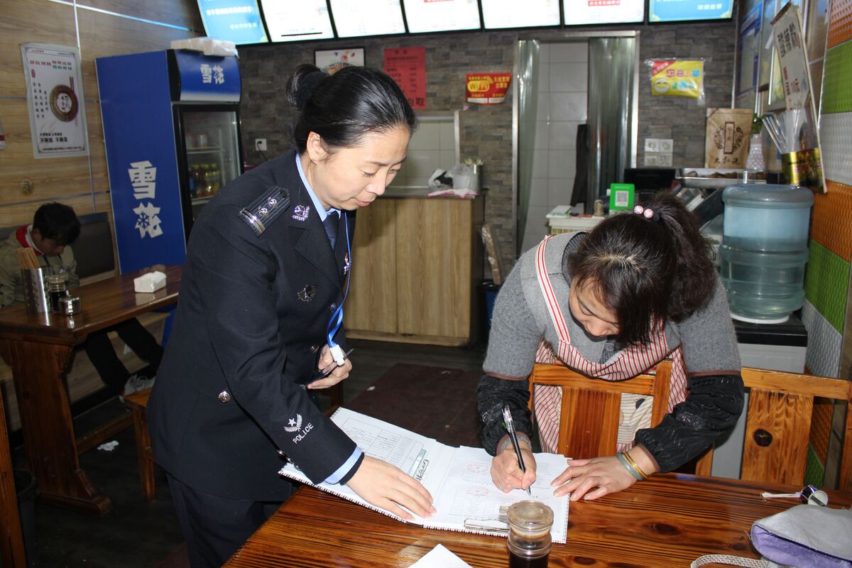 假民警上门登记人口_民警上门登记(2)