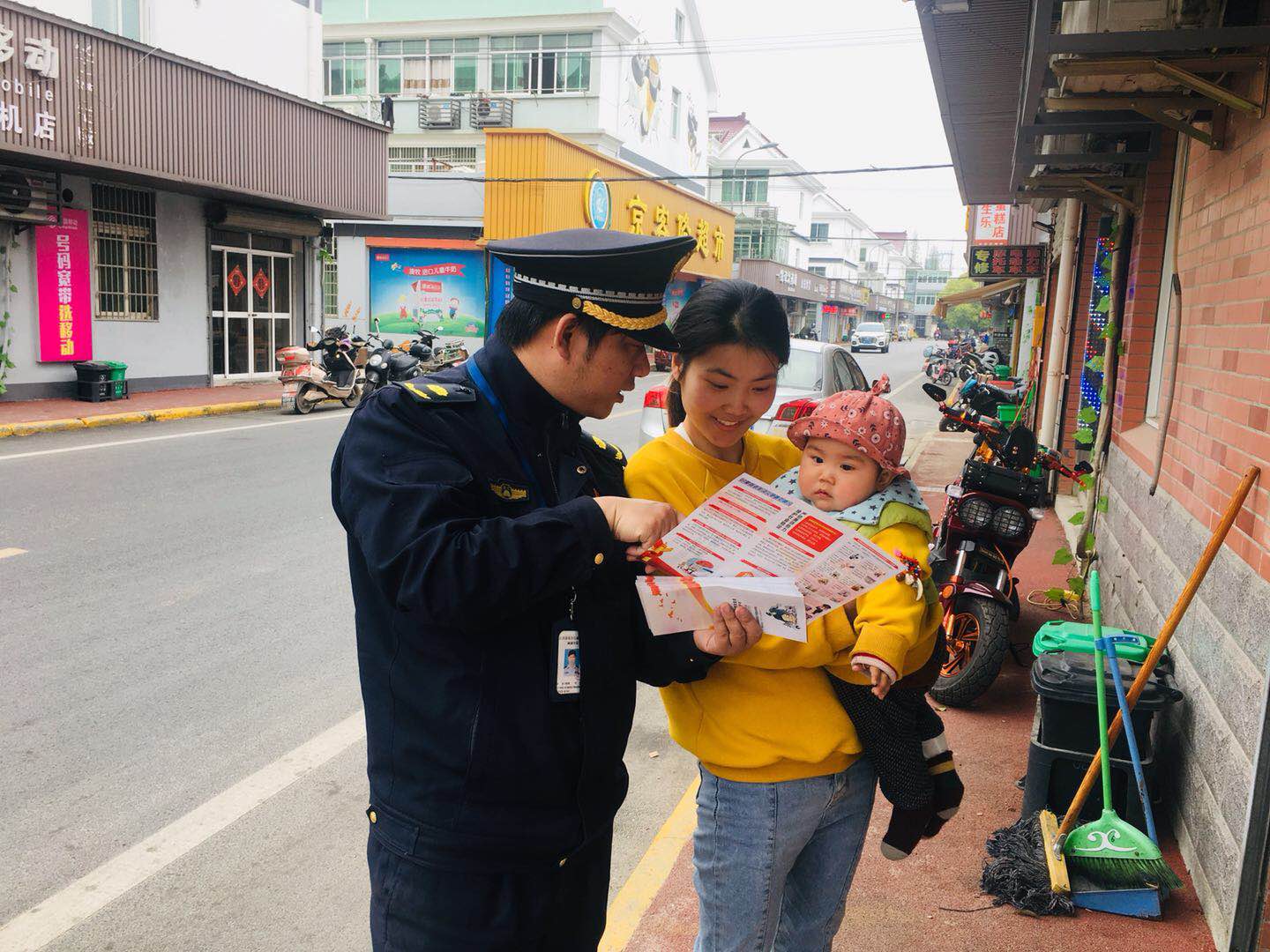 扫黑除恶扬正气,宣传入户创氛围(图)