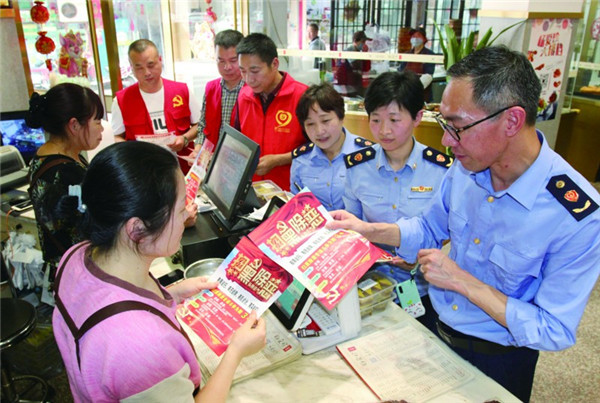 龙游县市监局开展扫黑除恶宣传