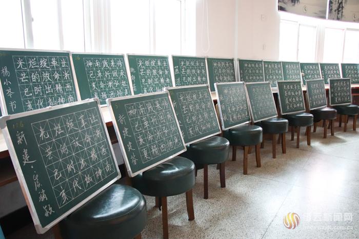 新建小学:举行教师粉笔字书写展示活动