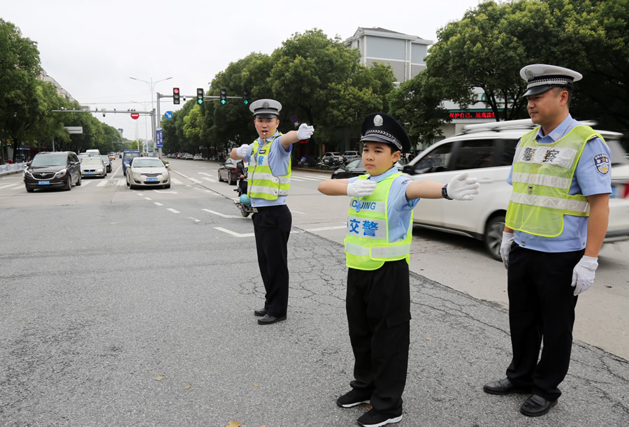 解放路谈公路口,亭桥路晋阳路口,和交警叔叔一起进行实地交通指挥