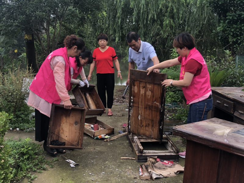 党员志愿者,承包组长和巾帼志愿者开展人居环境"百日攻坚"整治活动