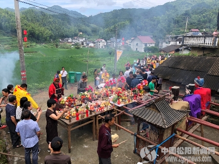 枫坪乡小吉村举办的一场延续了500多年的民俗活动