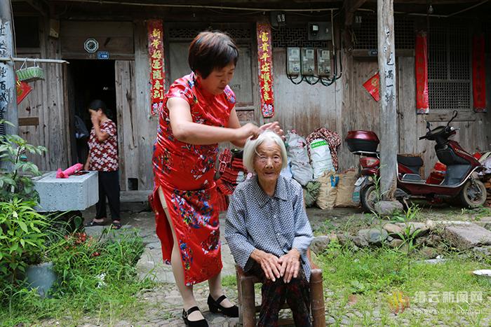 当天,爱心人士横跨溶江,大源,壶镇三个乡镇,先后来到溶江乡大雅畈