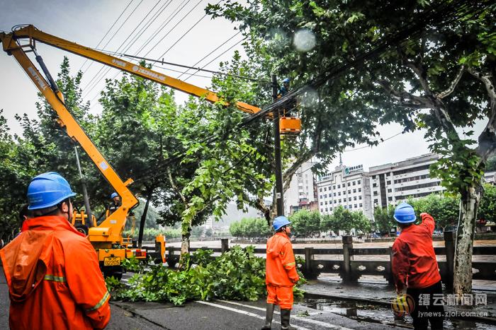 台风天 电网线路故障点 抢修进行时