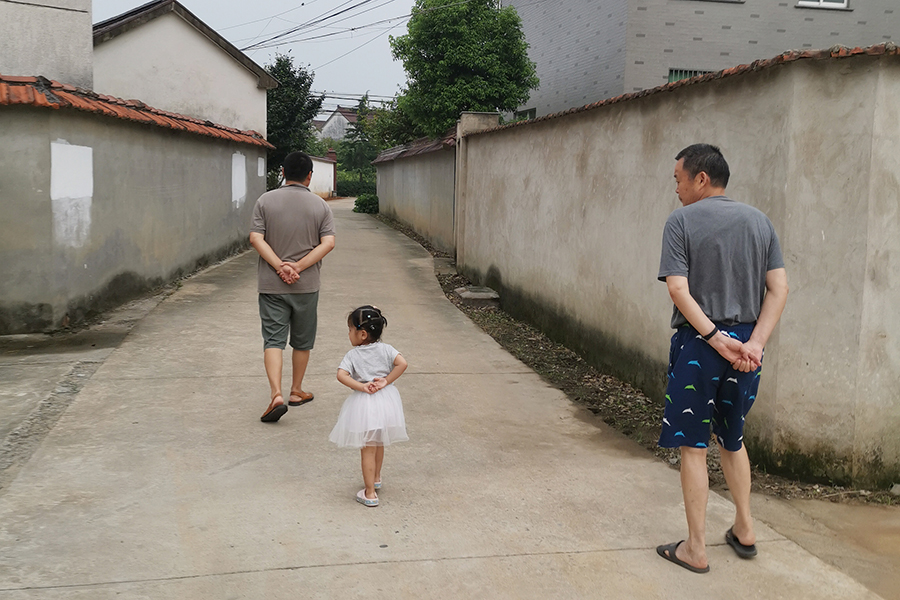 《学样》  近日,画溪街道南石桥村,一名小女孩学爸爸和外公的样子散步