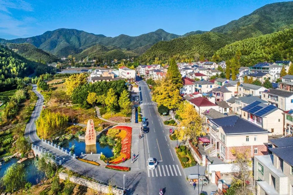 工作动态 县区动态     蓝天,绿水,青山,花海,位于湖州安吉的余村,是