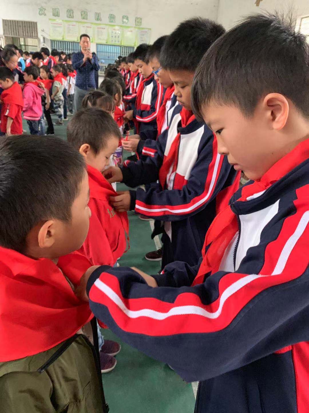 蛟镇小学一年级学生举行入队仪式