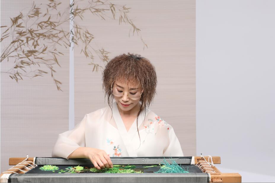 首页 头条   林霞,台州刺绣第三代传人,当代台绣开创者.
