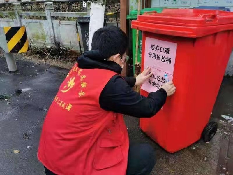 市民请注意!疫情防控期间,有毒有害垃圾桶暂变为废弃口罩投放桶!