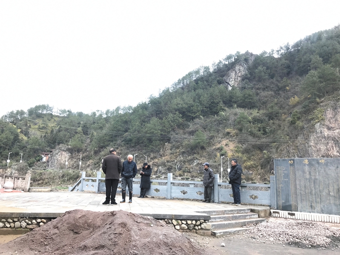 身边的战"疫"  在新渥街道迎宾社区上产村口卡点,社区支部副书记陈献