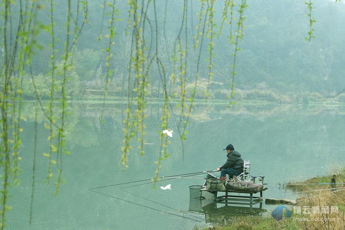 溪边垂钓