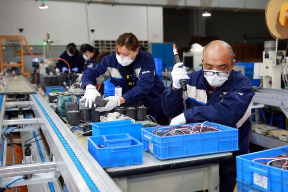浙江联宜电机有限公司员工在车间加班加点生产电机