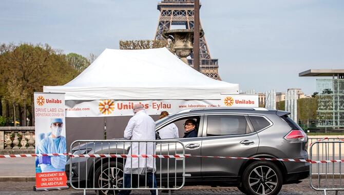 巴黎铁塔下的“不下车”新冠病毒检测站
