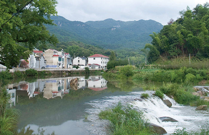 山清水秀的董村