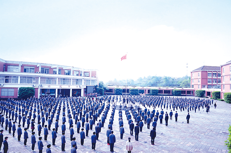 澄潭中学举行新学期升旗仪式