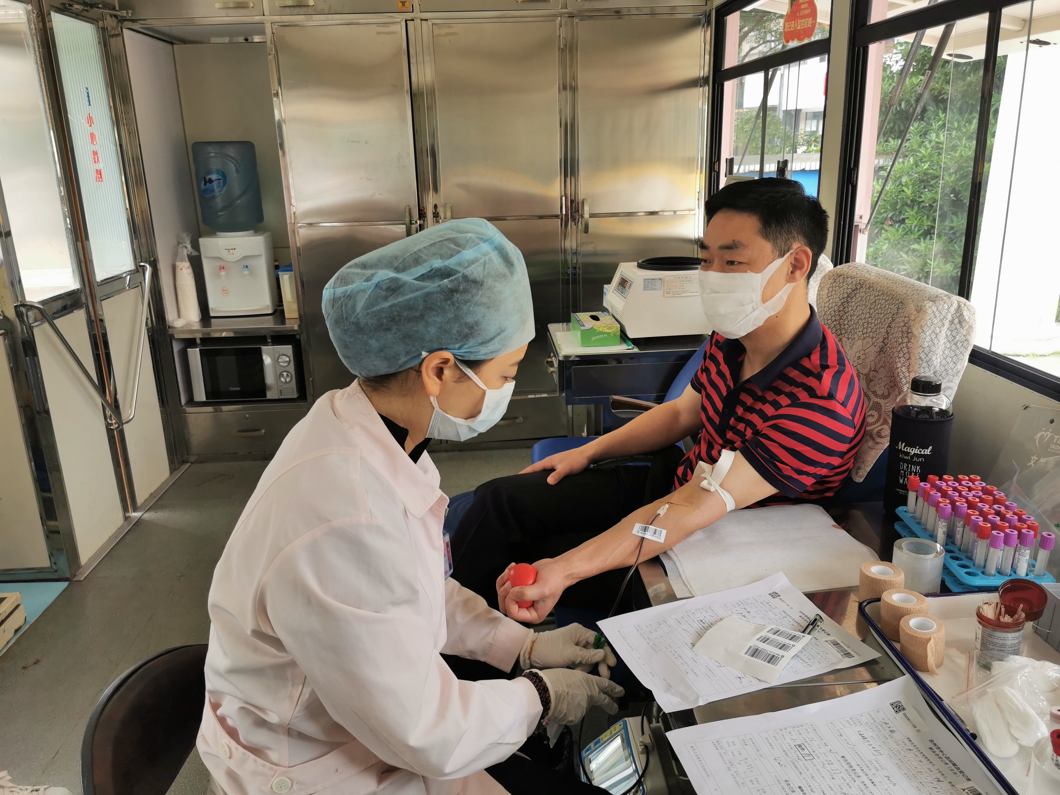 交通银行台州分行开展“迎行庆、抗疫情、送温暖”无偿献血活动