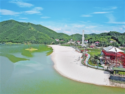 两种不同的风景交织在天子湖镇受荣村,绘出了一幅产业兴旺的画卷.