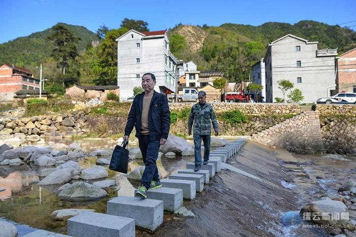 王军法在寮坑村走访缙云新闻网讯从缙云县大洋镇沿着山路蜿蜒而下