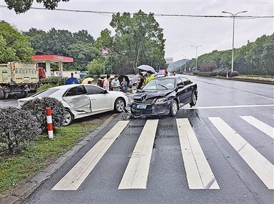 自我县"入梅"以来,受雨水天气影响,城区道路交通事故较往常有所增加