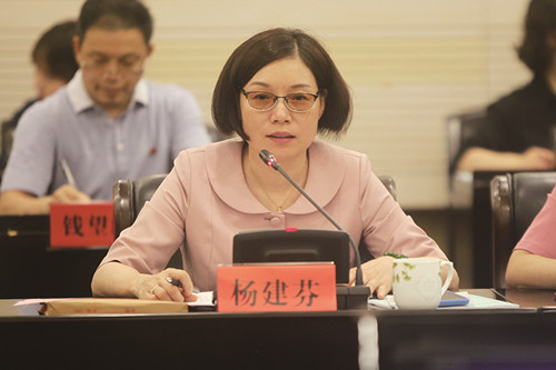 县政协委员们围绕 "保生存,渡难关,促发展"开展调研,在县委书记与政协