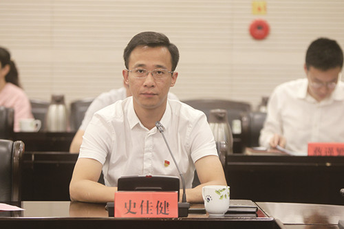 县政协委员们围绕 "保生存,渡难关,促发展"开展调研,在县委书记与政协