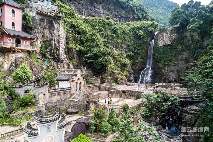 郭锦珂)在缙云壶镇括苍山深处,有两处夏日休闲好去处,近有大龙门