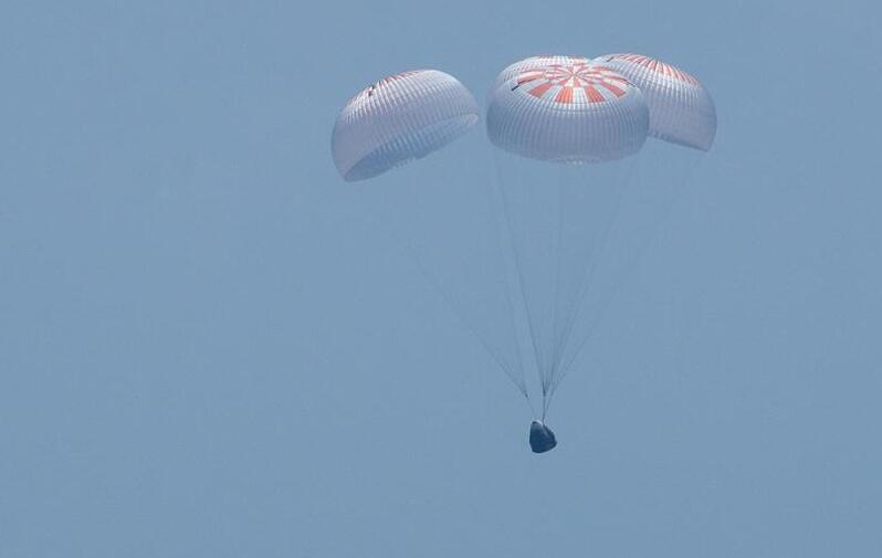 美国“龙”飞船载两名宇航员返回地球
